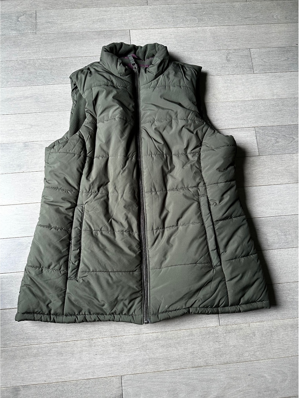 Amazon Essentials Women's Lightweight Puffer Vest Olive Green Fall Size Large